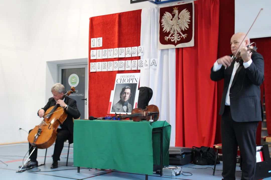 Żywiołowy duet smyczkowy odwiedził szkołę w Weryni