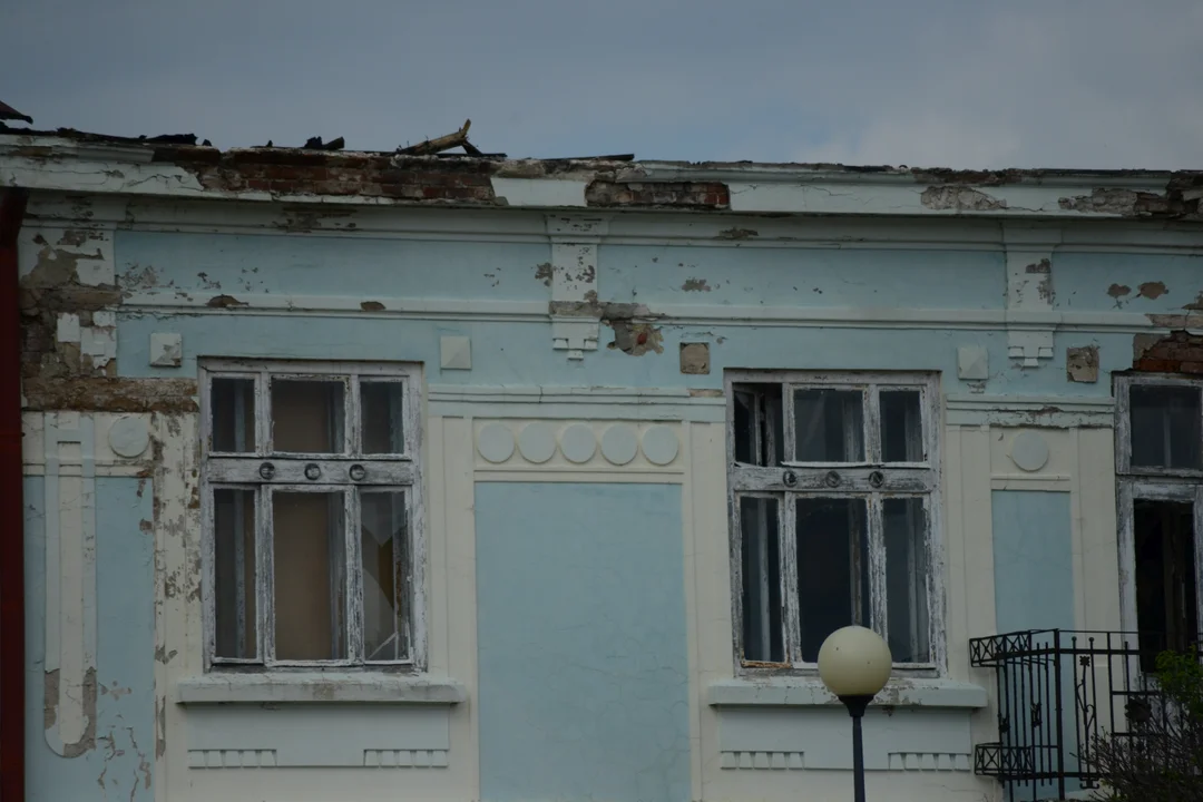 Zniszczona zabytkowa kamienica w centrum Tarnobrzega