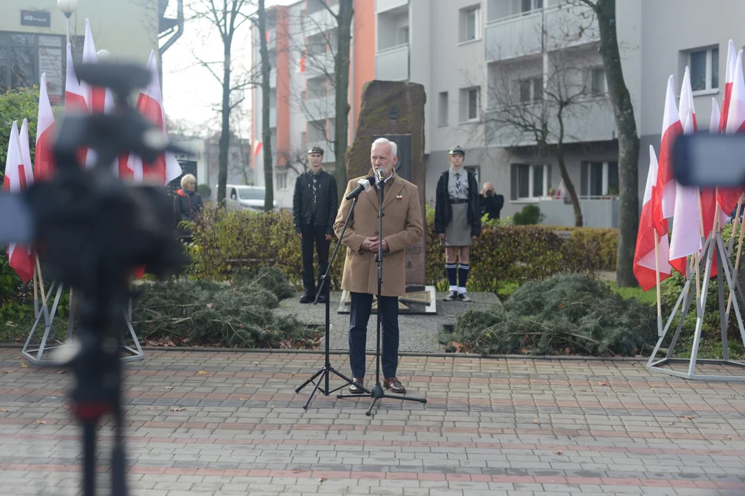 Narodowe Święto Niepodległości w Tarnobrzegu. Uroczystości przy pomniku Marszałka Józefa Piłsudskiego. - 104 lata temu narodziła się nowoczesna Polska - mówi prezydent miasta Dariusz Bożek [ZDJĘCIA - CZĘŚĆ 1]