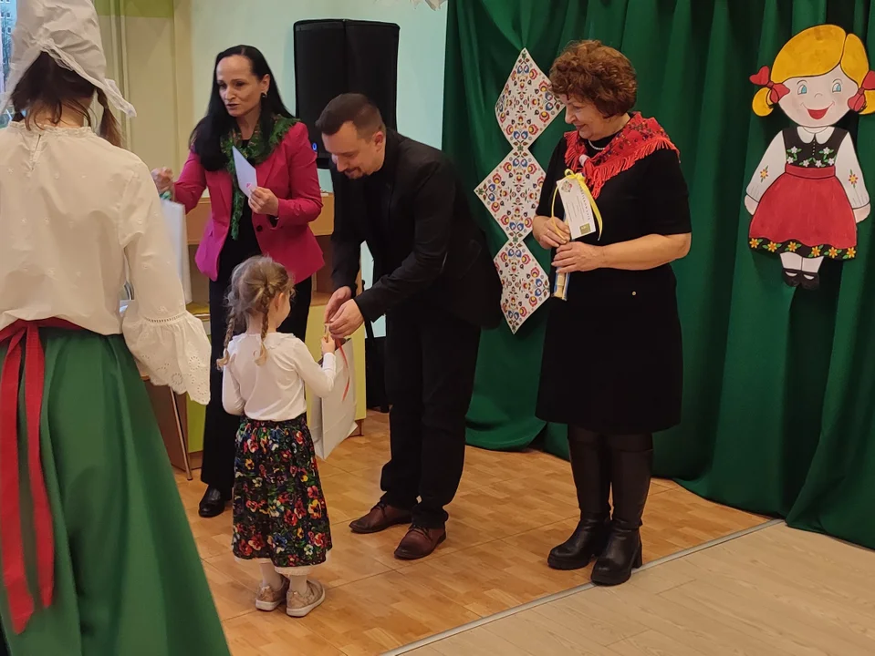Przedszkolaki prezentują swoje talenty