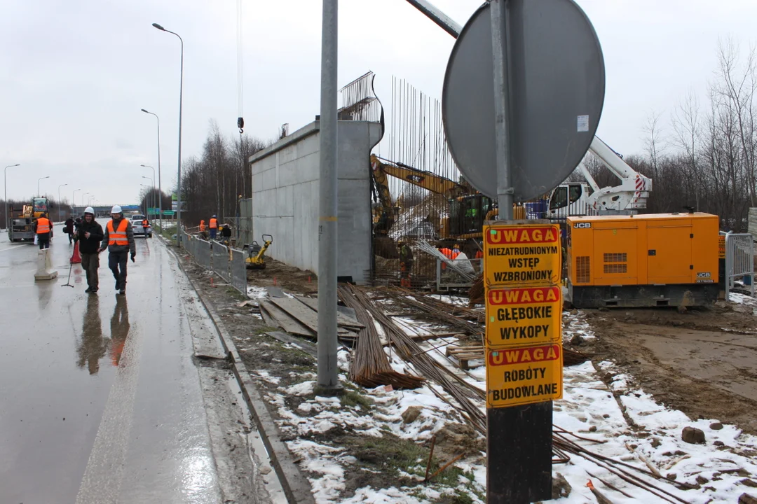 Budowa wiaduktu na drodze krajowej nr 9 Rzeszów - Warszawa. Połączenie kolejowe z Rzeszowa do Jasionki