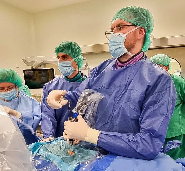 To przyszłość chirurgii kręgosłupa. W szpitalu w Stalowej Woli odbył się zabieg endoskopowego usunięcia przepukliny dysku lędźwiowego - Zdjęcie główne