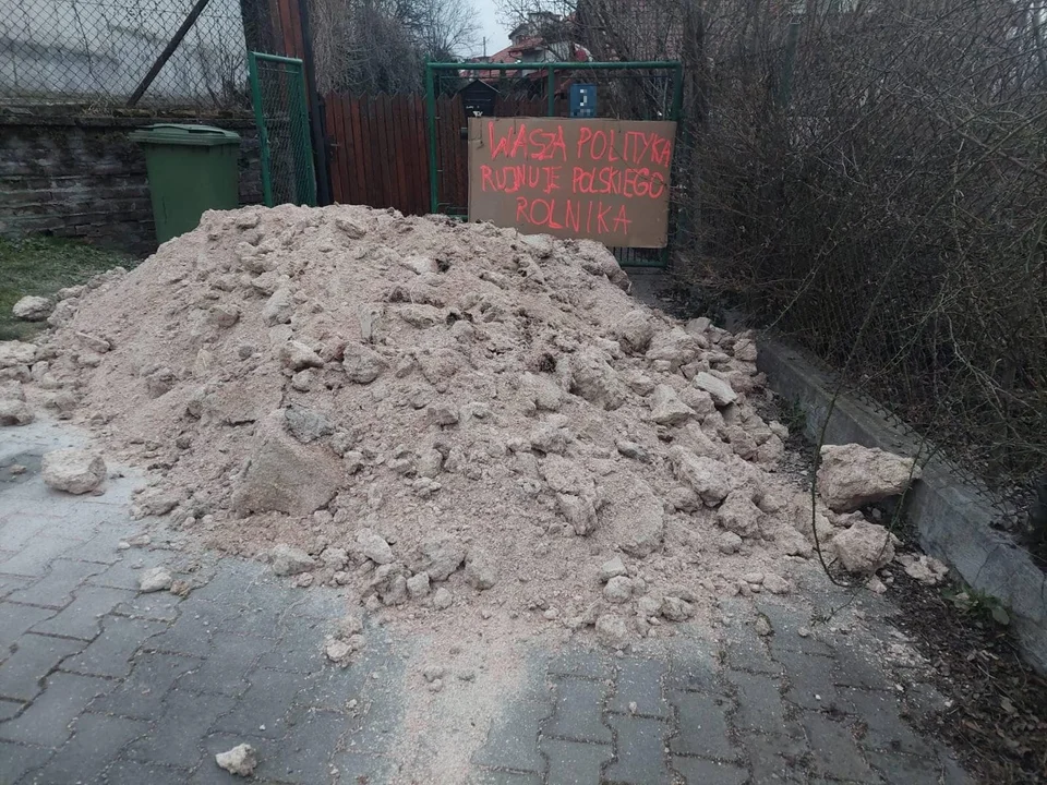 Działacze podkarpackiej Konfederacji rozsypali resztki z suszenia kukurydzy pod bramą do posesji Marka Kuchcińskiego. Akcję wykorzystały białoruskie media reżimowe [ZDJĘCIA] - Zdjęcie główne