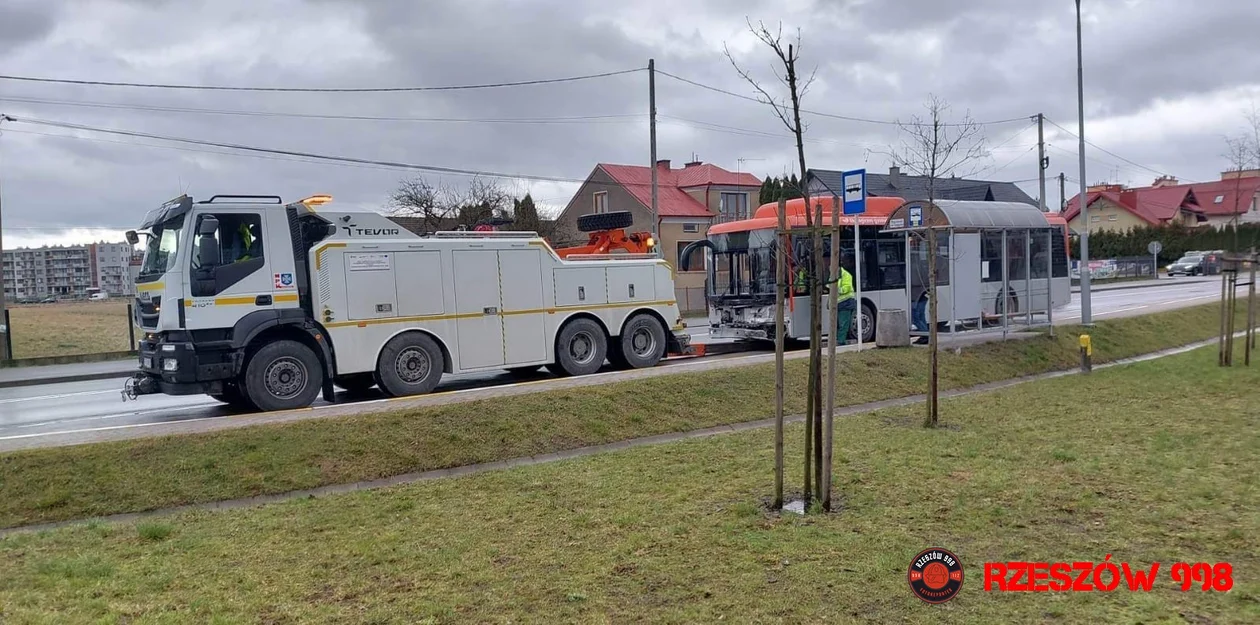 Toyota zderzyła się z autobusem MPK na ul. Strażackiej w Rzeszowie