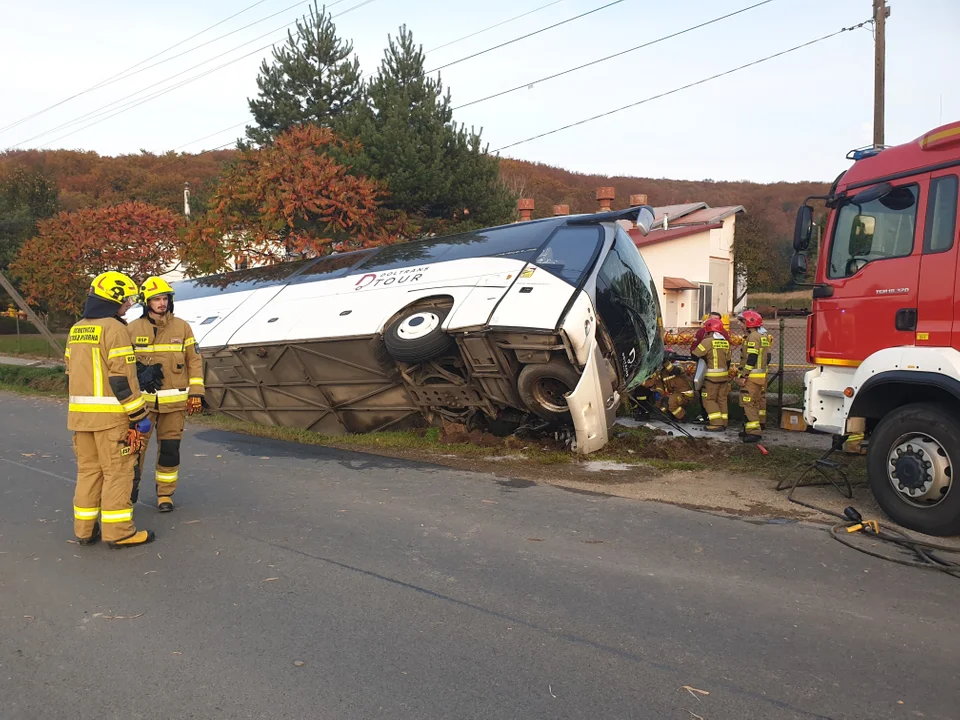 Wypadek autokaru w Grabownicy. Podróżowało nim 40 osób!