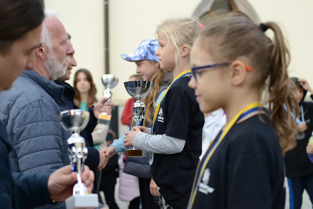 Szkoła Podstawowa numer 3 w Tarnobrzegu z medalami. Najliczniejsza ekipa podczas Biegów Młodzieżowych w trakcie Biegu Nadwiślańskiego