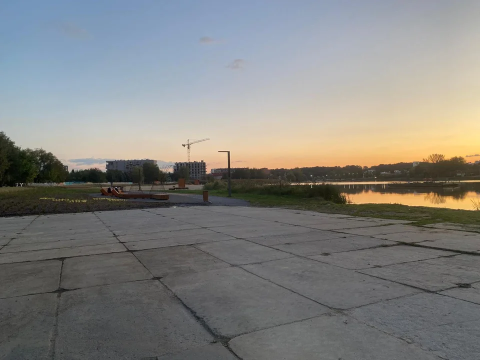 Plaża miejska o zachodzie jesiennego słońca