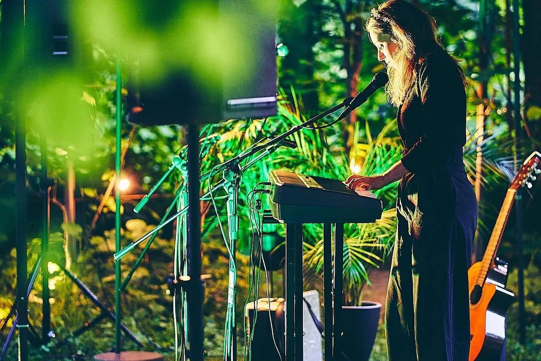 Dzisiaj w Atelier Sylwestra Stabryły kameralny, klimatyczny koncert. Wystąpi Zuzanna - Zdjęcie główne