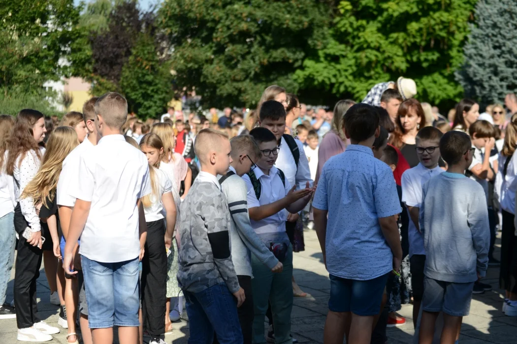Nowy rok szkolny powitali uczniowie Szkoły Podstawowej numer 10 w Tarnobrzegu [ZDJĘCIA] - Zdjęcie główne