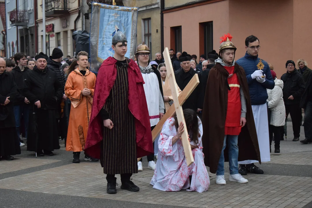 Droga Krzyżowa ulicami miasta Mielca. Młodzież zapewniła inscenizacje [ZDJĘCIA, WIDEO] - Zdjęcie główne