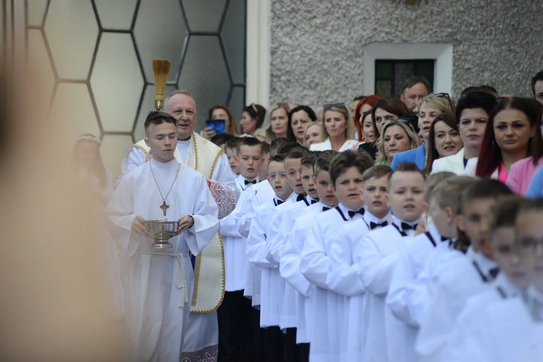 Pierwsza Komunia Święta dzieci ze Szkoły Podstawowej numer 10 w Tarnobrzegu. Parafia Matki Bożej Nieustającej Pomocy