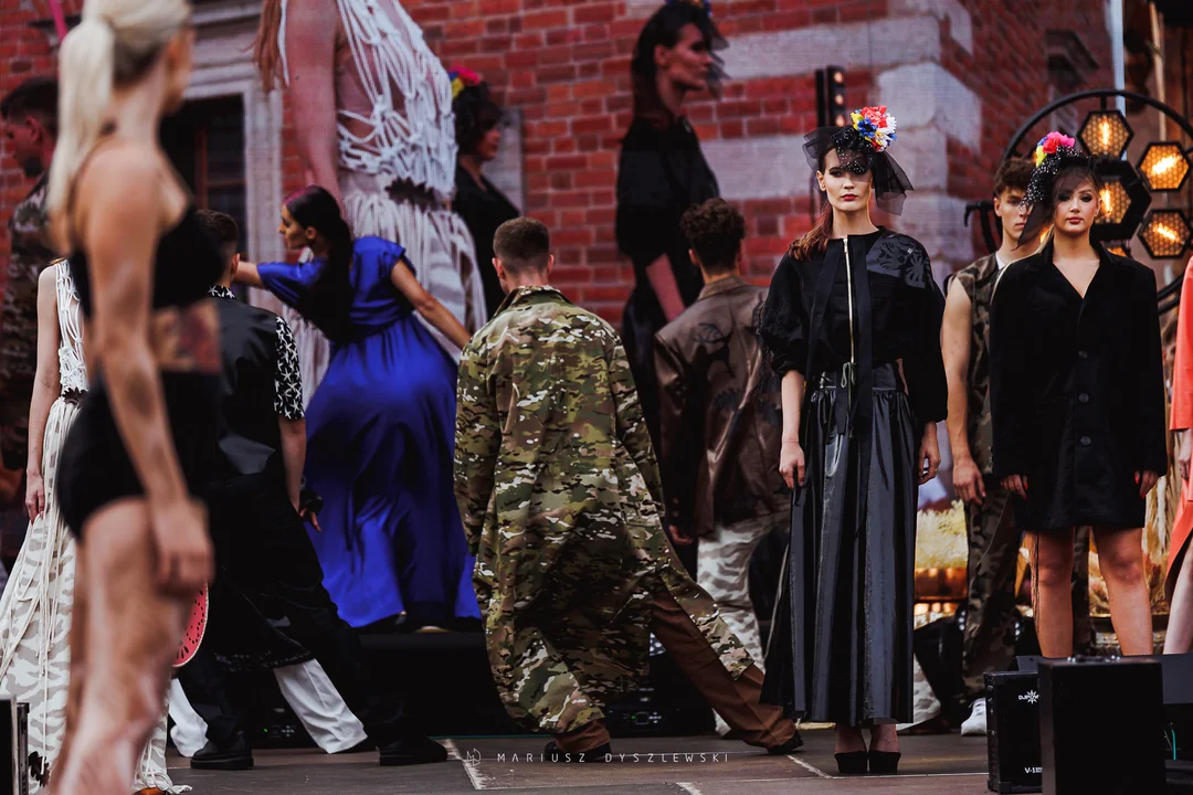 Piękne modelki, wspaniali modele. Sandomierz Fashion Street na koniec IV Nadwiślański Fashion Week 2023 [ZDJĘCIA] - Zdjęcie główne
