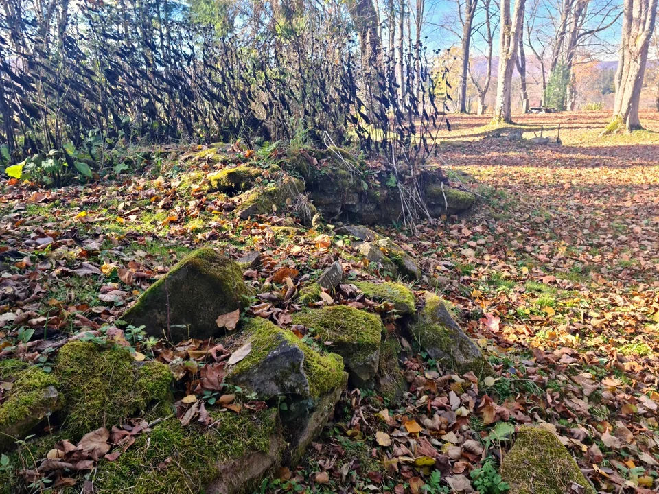 Fragment podmurówki cerkwi