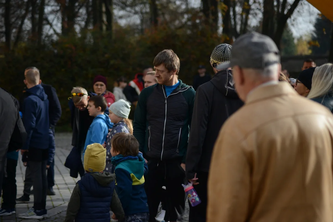 Tłumy na Biegu Historycznym "Dzieci dla Niepodległej" w Tarnobrzegu. Blisko 200 uczestników pobiegło alejkami Parku Dzikowskiego