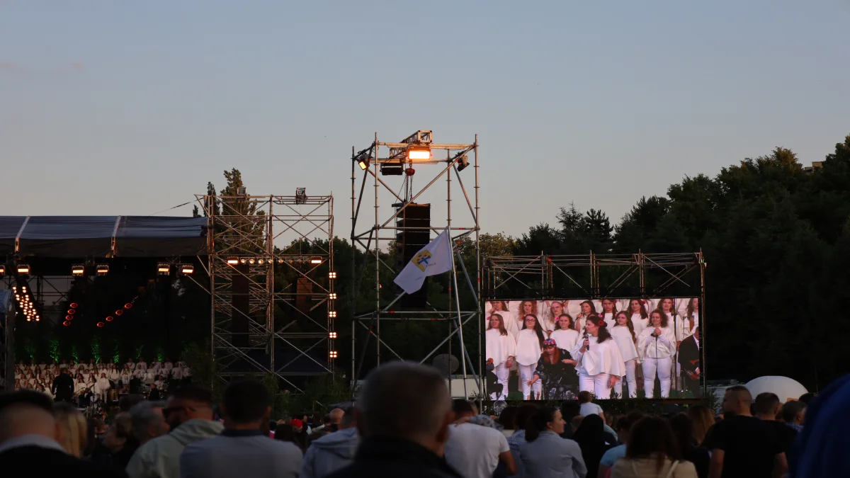 Widok na scenę i telebim