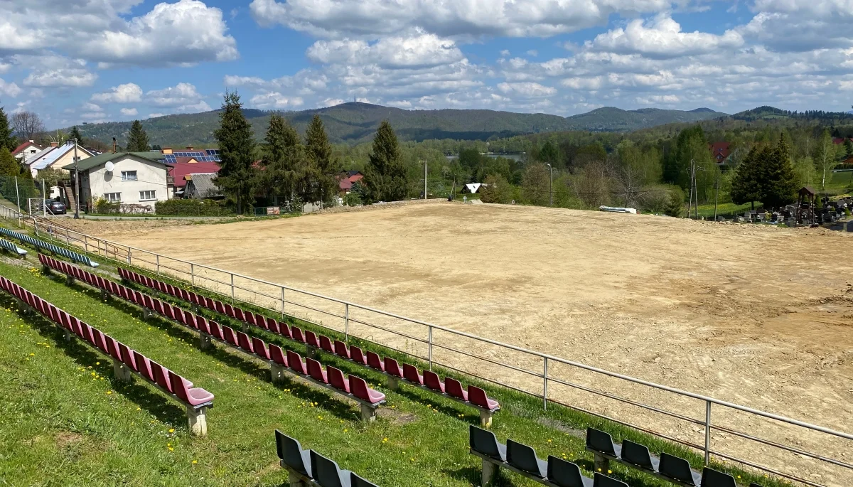 Nowa nawierzchnia i całe zaplecze sportowo-rekreacyjne. Trwa przebudowa stadionu w Polańczyku [ZDJĘCIA] - Zdjęcie główne