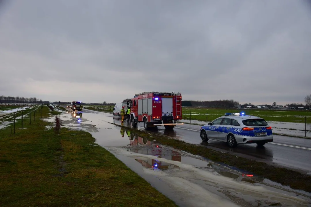 Zalana droga na granicy Dzikowca i Weryni. Interweniują strażacy