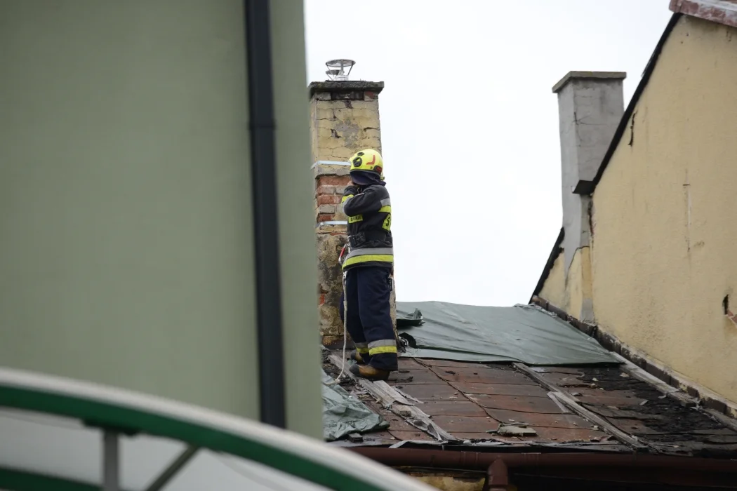 Zniszczony dach jednej z kamienic na Placu Bartosza Głowackiego w Tarnobrzegu