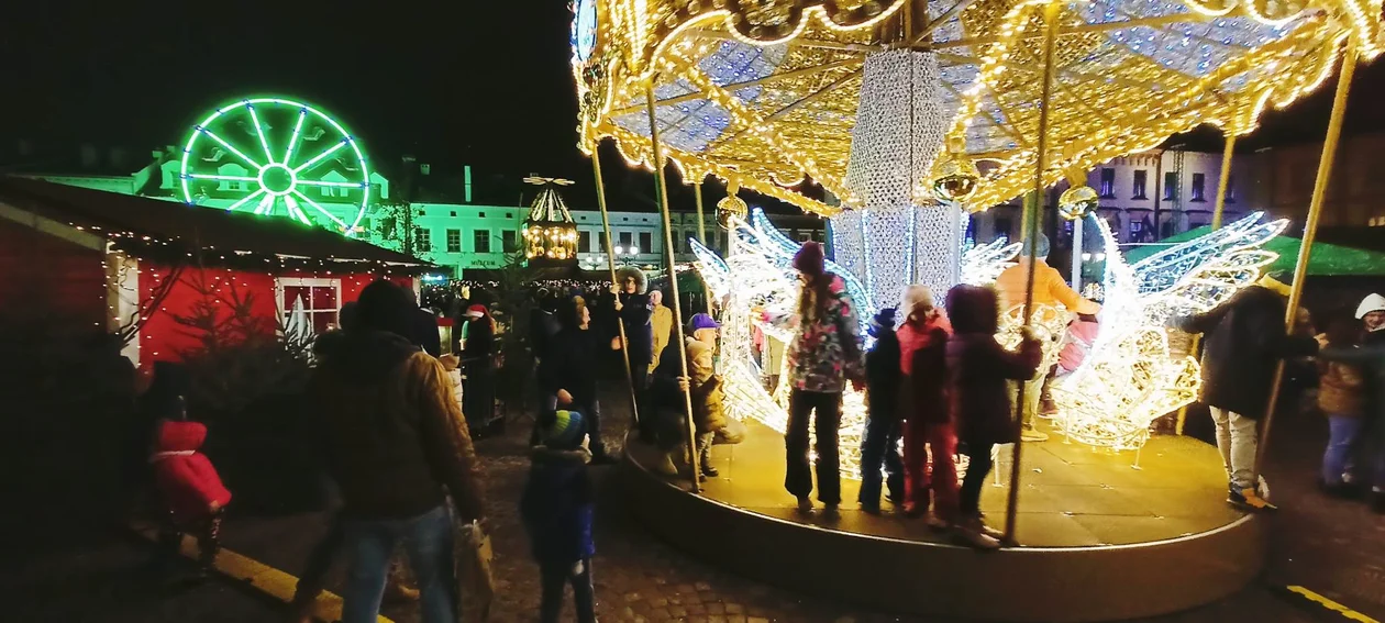 Świąteczne Miasteczko na rzeszowskim Rynku wieczorową porą