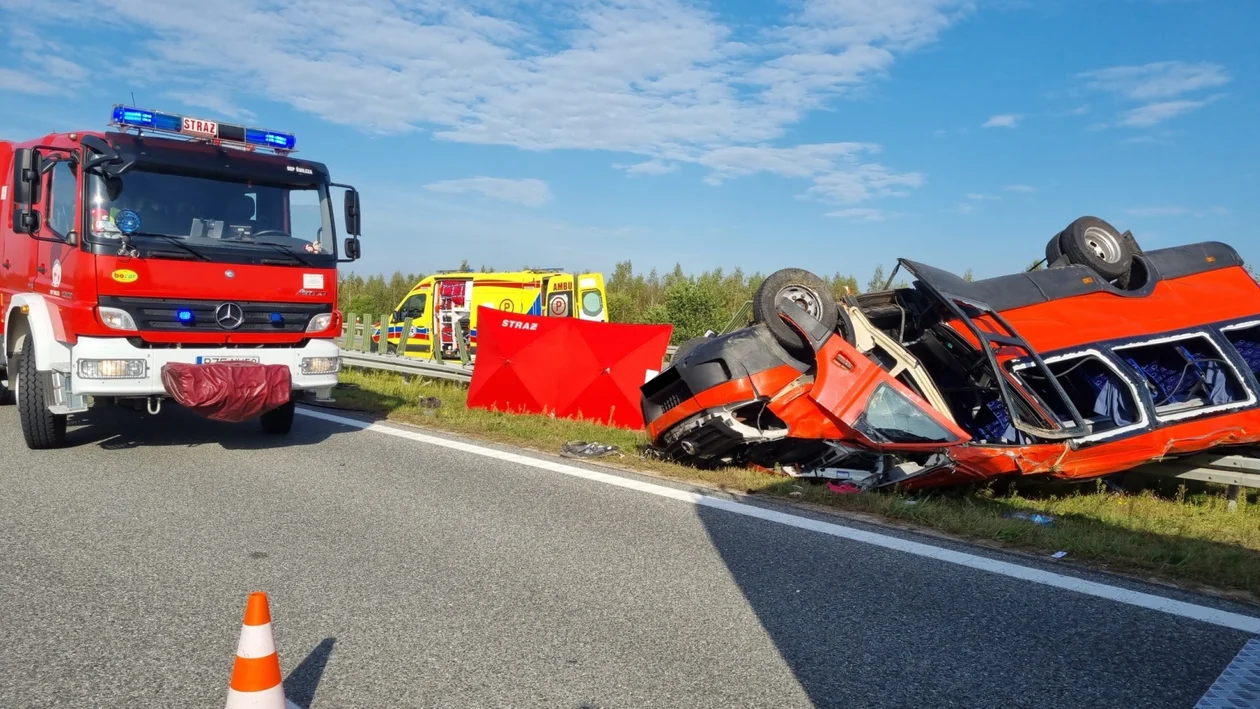 Tragiczny wypadek busa na autostradzie A4 koło Rzeszowa. Dwie osoby nie żyją, wielu rannych [ZDJĘCIA] - Zdjęcie główne