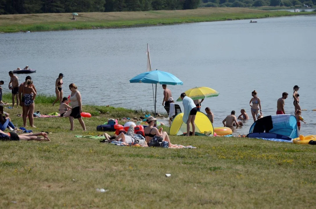 Tłumy nad zalewem w Wilczej Woli