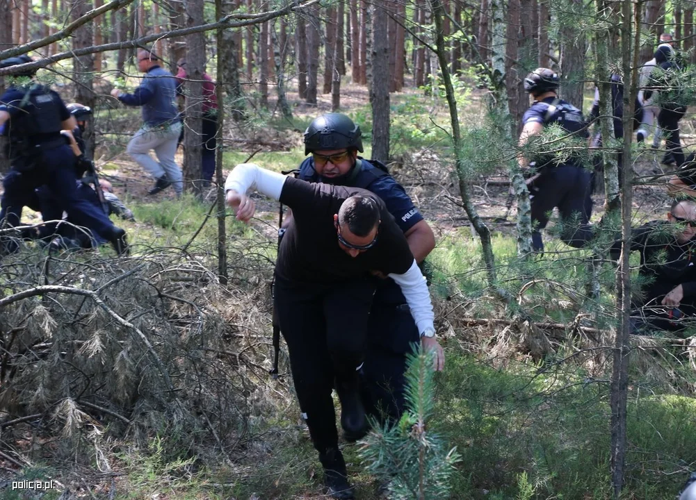 Wielkie ćwiczenia policji na poligonie w Nowej Dębie