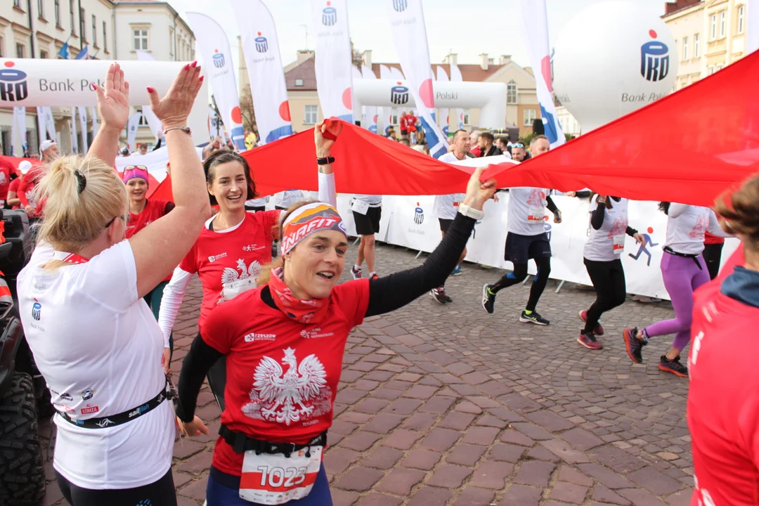 10. PKO Bieg Niepodległości. Szczęśliwi biegacze na mecie