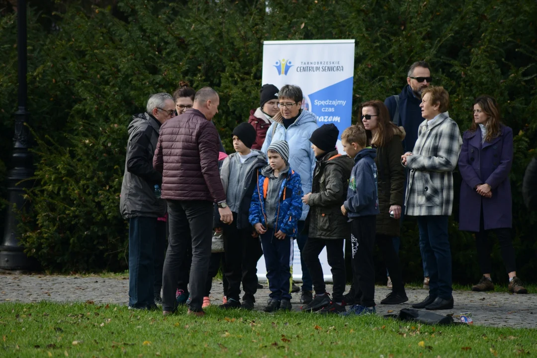 Tłumy na Biegu Historycznym "Dzieci dla Niepodległej" w Tarnobrzegu. Blisko 200 uczestników pobiegło alejkami Parku Dzikowskiego