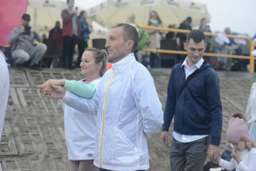 "Jezioro Aniołów" nad Jeziorem Tarnobrzeskim - zatańczyli poloneza na plaży