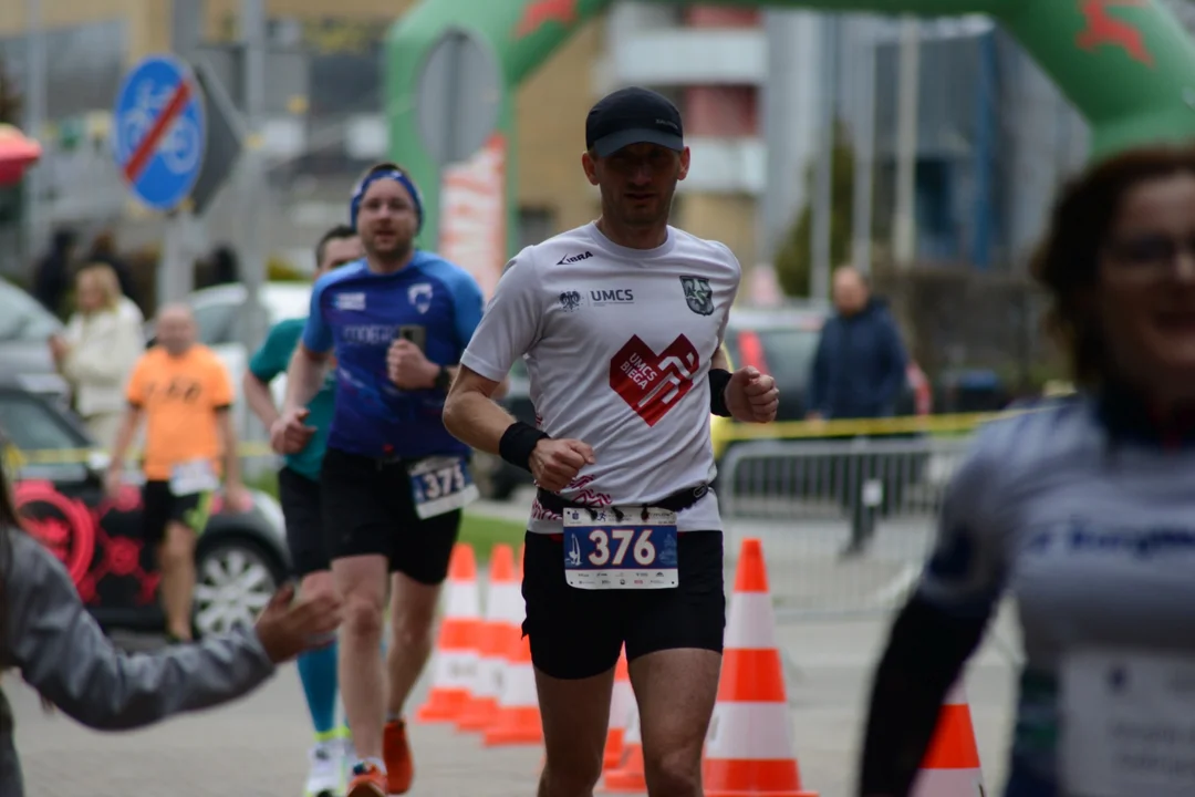 Mnóstwo biegaczy z całego regionu i nie tylko na 16. PKO Półmaratonie Rzeszowskim oraz 8. PKO Sztafecie Półmaratońskiej - zdjęcia część 2