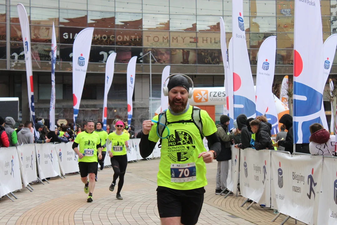 16. PKO Półmaraton Rzeszowski. Szczęśliwi biegacze na trasie oraz na meci