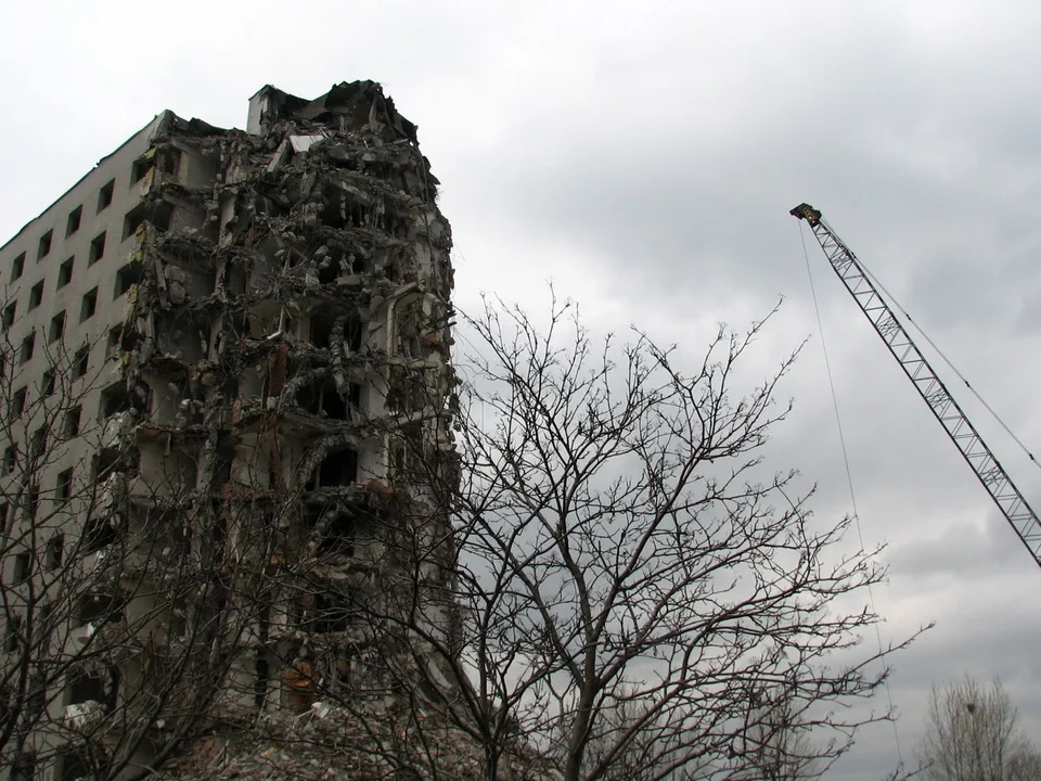 Wyburzanie Hotelu Rzeszów w 2007 roku [ZDJĘCIA]
