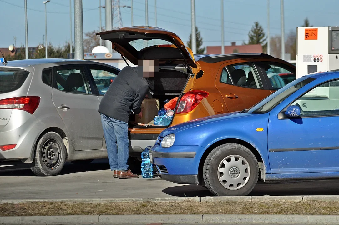 Kolejki na stacjach benzynowych w Mielcu na początku wojny