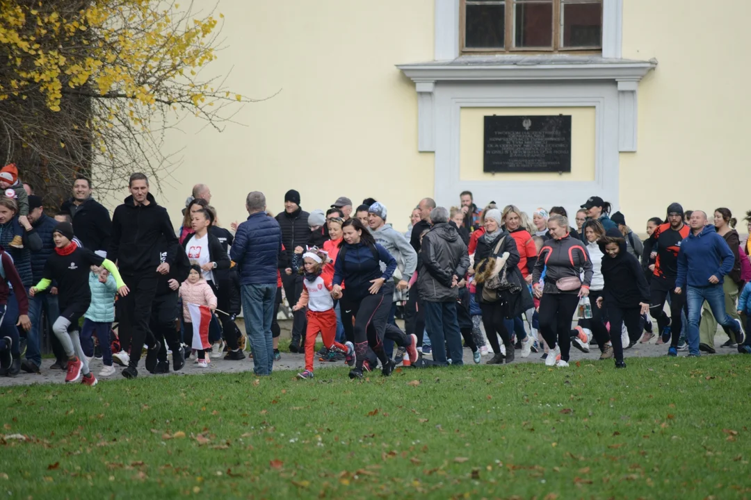 Tłumy na Biegu Historycznym "Dzieci dla Niepodległej" w Tarnobrzegu. Blisko 200 uczestników pobiegło alejkami Parku Dzikowskiego