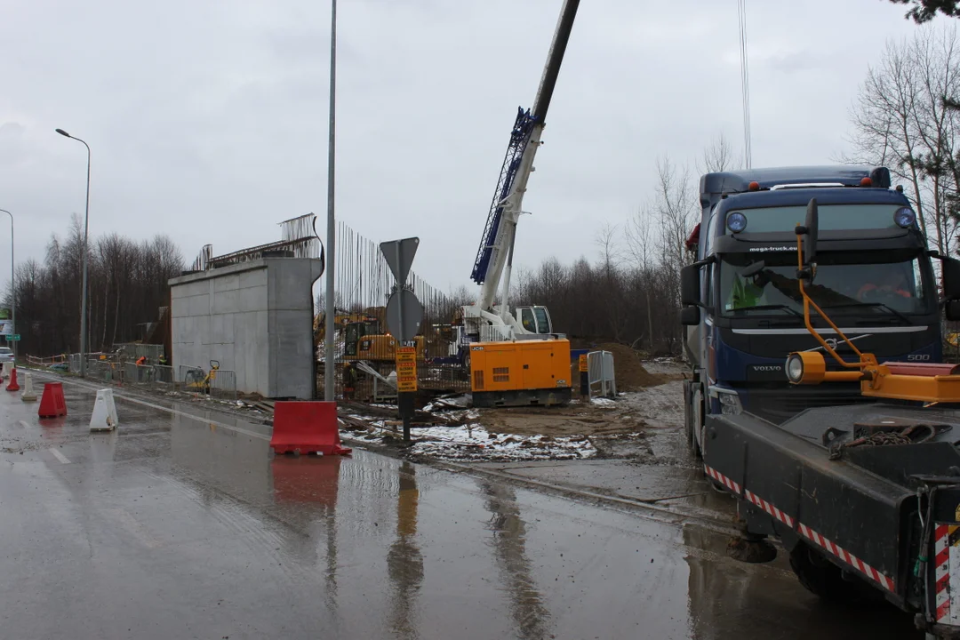 Budowa wiaduktu na drodze krajowej nr 9 Rzeszów - Warszawa. Połączenie kolejowe z Rzeszowa do Jasionki