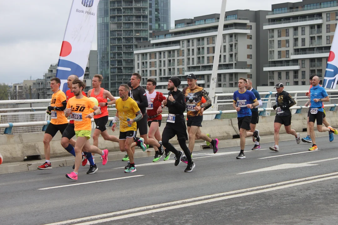 16. PKO Półmaraton Rzeszowski. Szczęśliwi biegacze na trasie oraz na meci