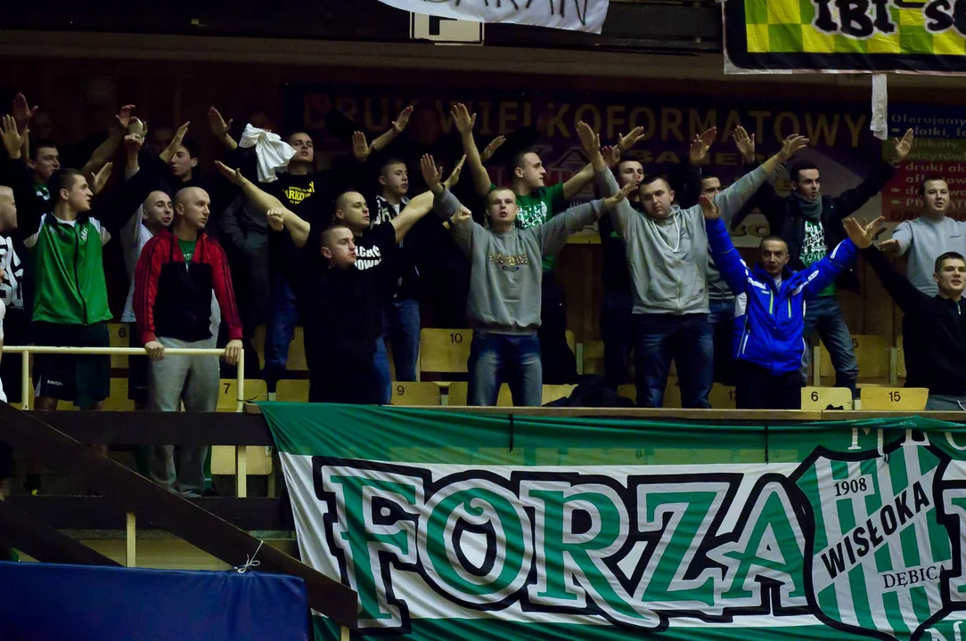 "Siarkowcy Dzieciakom 2013" - licytacje, kibice na trybunach, a na parkiecie - Mateusz Borek, Jacek Bąk, Mariusz Kukiełka, Cezary Kucharski, Tomasz Kłos i wielu innych