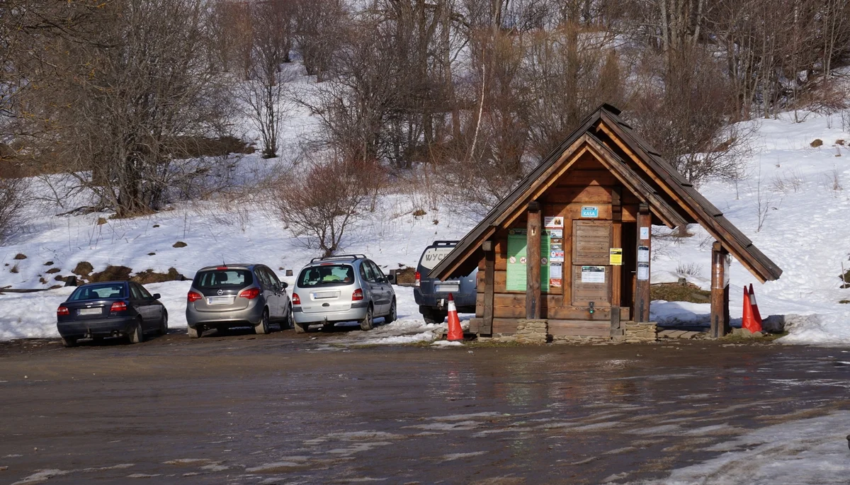 Parkingi przy wyjściach na popularne bieszczadzkie szlaki są na bieżąco odśnieżane. Jedynie do Bukowca dojazd jest utrudniony [ZDJĘCIA] - Zdjęcie główne