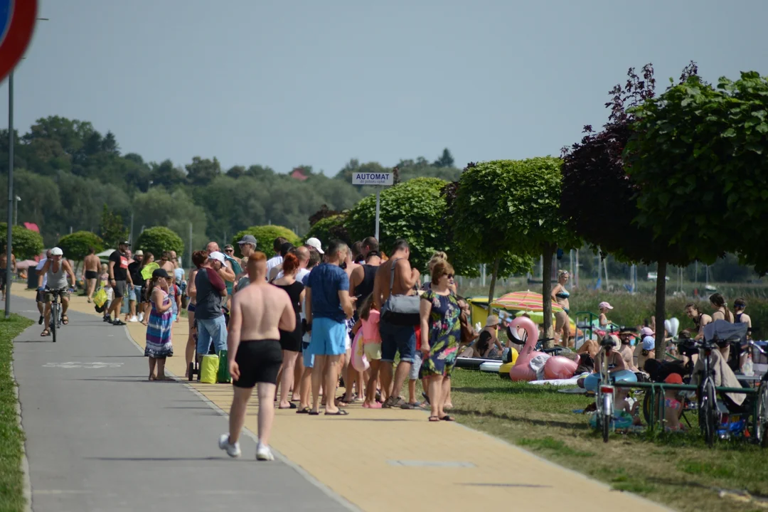 Tłumy nad Jeziorem Tarnobrzeskim - zobacz zdjęcia z sobotniego plażowania