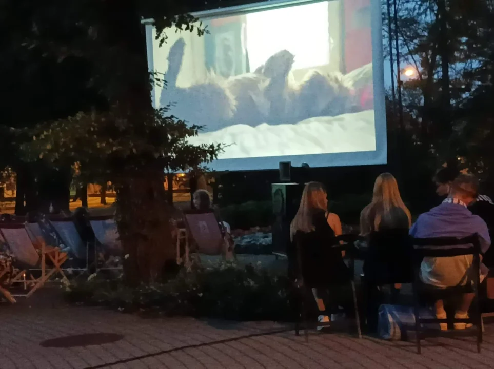 Ruszyło kino letnie w Parku Oborskich w Mielcu [ZDJĘCIA] - Zdjęcie główne