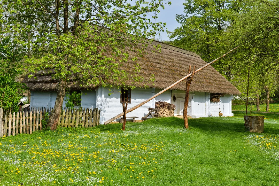 Sanocki skansen wiosną jest wyjątkowo piękny