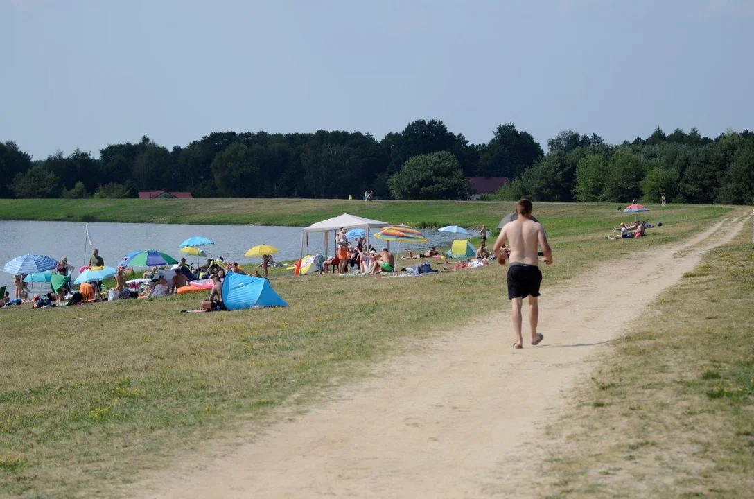 Tłumy nad zalewem w Wilczej Woli