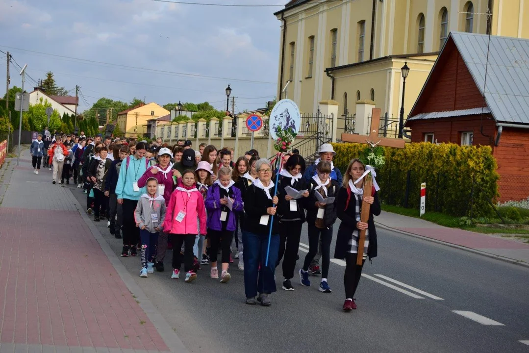 Spora grupa wiernych wyruszyła na pieszą pielgrzymkę z Raniżowa do Leżajska [ZDJĘCIA] - Zdjęcie główne