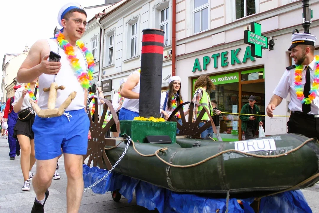 Ksiądz, spodek kosmiczny, a nawet dinozaury. Najciekawsze przebrania z Juwenaliowego korowodu