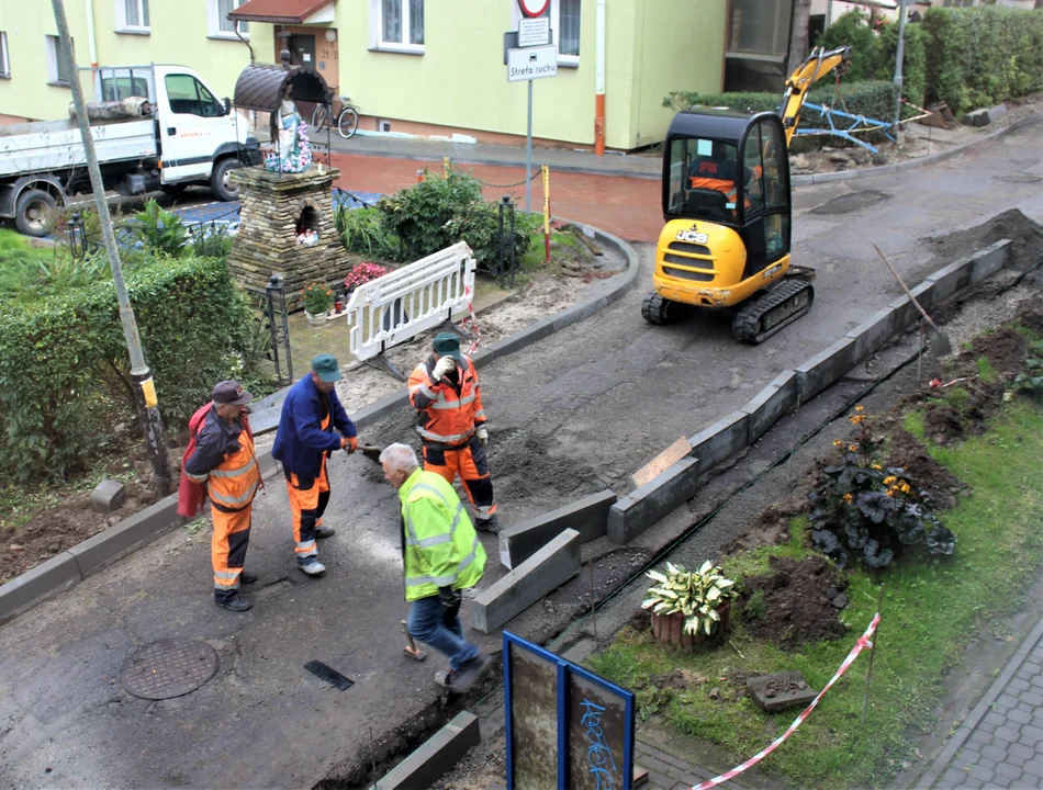 O słupach energetycznych w chodnikach raz jeszcze - Zdjęcie główne