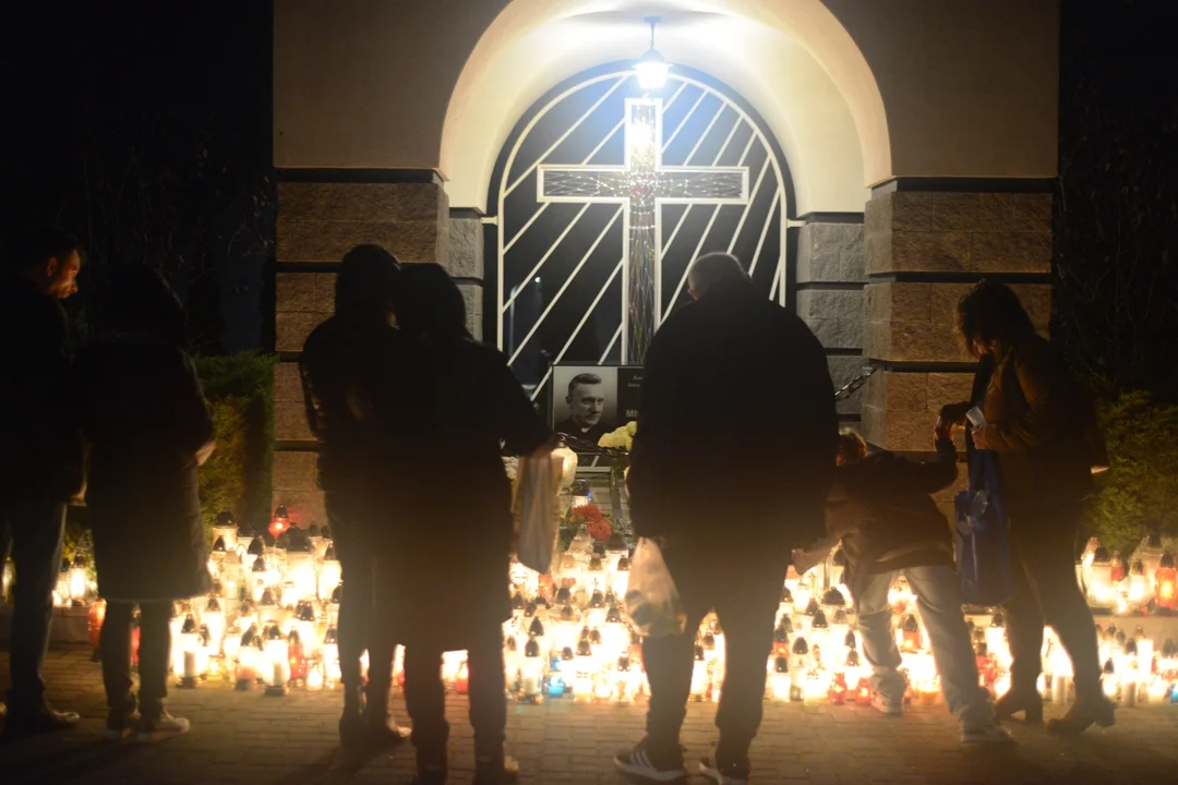 Cmentarz Komunalny w Tarnobrzegu-Sobowie nocą