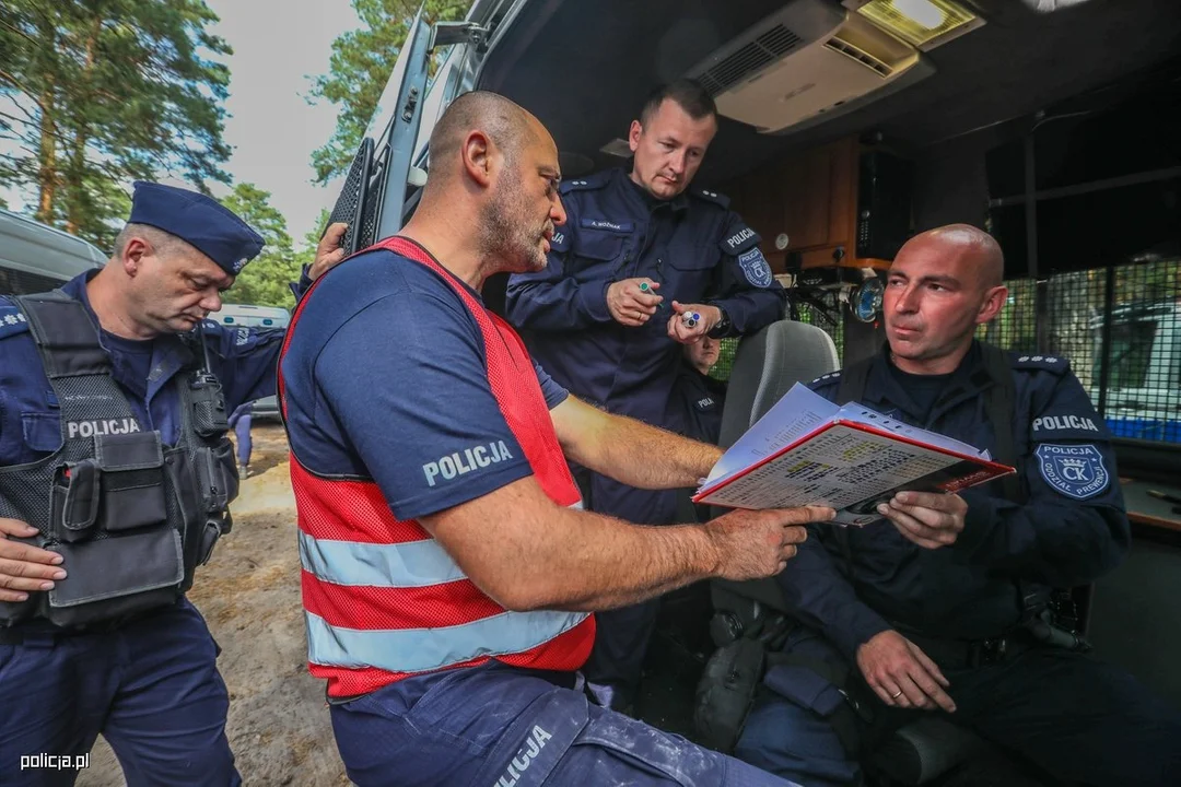 Wielkie ćwiczenia policji na poligonie w Nowej Dębie