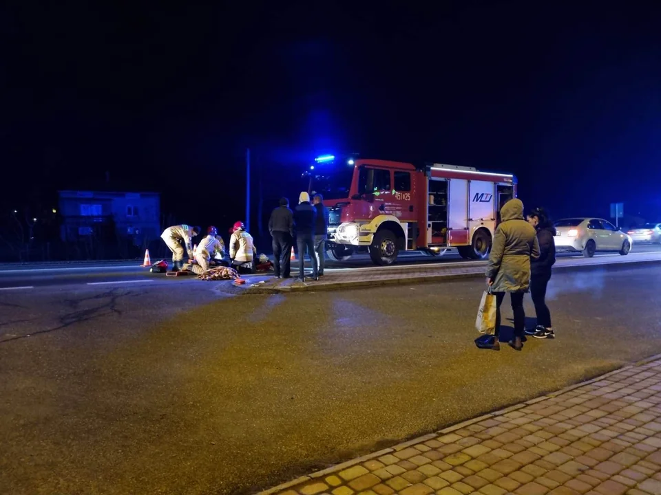 Służby ratunkowe interweniowały na DK9 w Kolbuszowej Górnej. Mężczyzna leżał na ulicy i twierdził, że został potrącony [ZDJĘCIA] - Zdjęcie główne