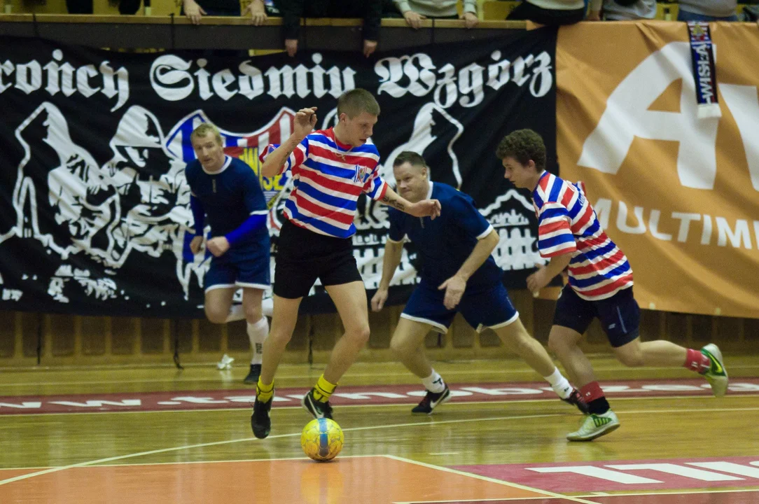 "Siarkowcy Dzieciakom 2013" - licytacje, kibice na trybunach, a na parkiecie - Mateusz Borek, Jacek Bąk, Mariusz Kukiełka, Cezary Kucharski, Tomasz Kłos i wielu innych