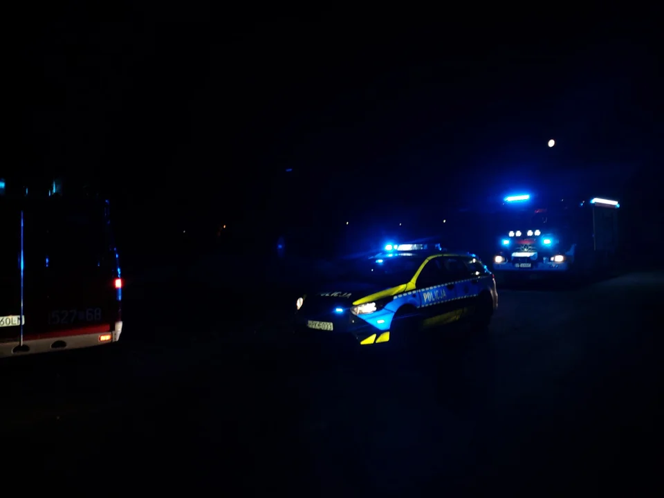 18-latek w BMW wjechał w blaszany garaż